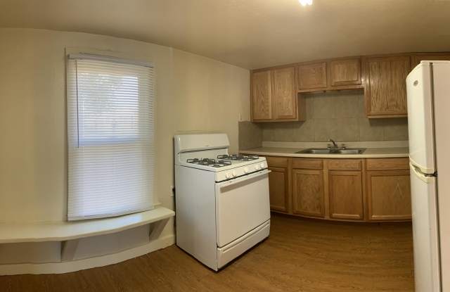 916 Axtell Apt C Gallery 3