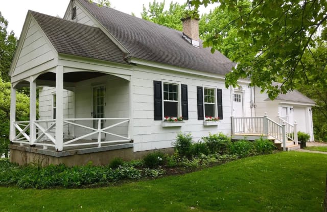 925 Clifford Ave - 925 Clifford Avenue Southeast, Forest Hills, MI 49546
