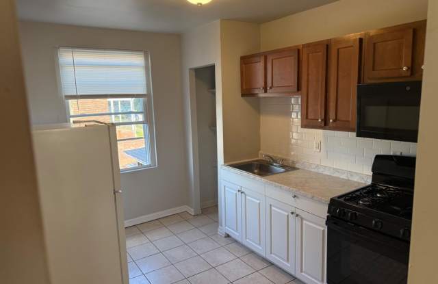 2803 EDISON Highway unit: 2 photos photos