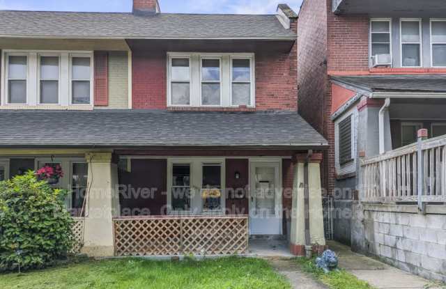 1517 1/2 Davis Ave Gallery 1