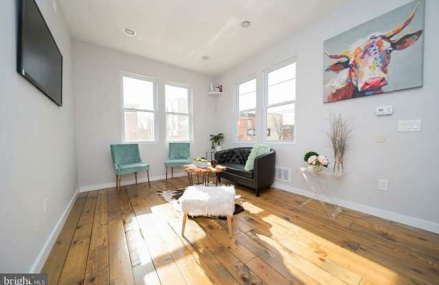 3-Bedroom East Kensington Townhome with Roof Deck & Central Air Gallery 1
