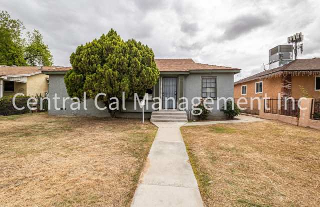 4 Bedroom/2 Bath Home in Central Bakersfield - $2095 Per Month! photos photos