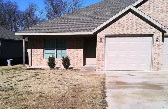 3 Bedroom 2 Bathroom For Rent in Bentonville! - 2900 Southwest Amberwood Avenue, Bentonville, AR 72713