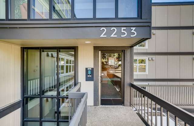 Queen Anne 2-Bed Condo with Parking Pool! photos photos Queen Anne 2-Bed Condo with Parking Pool! photos photos