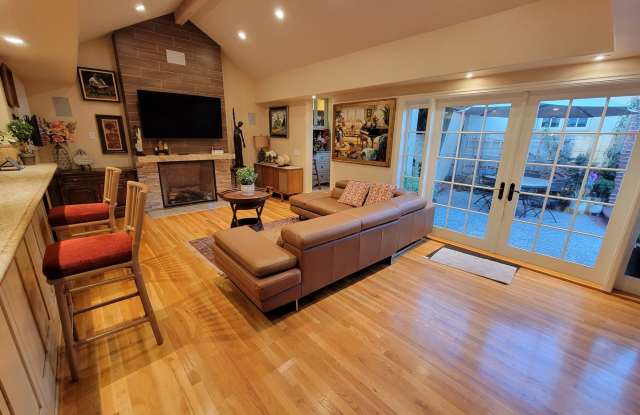 Entire residential home hosted by 3M1S | HOME Gallery 3
