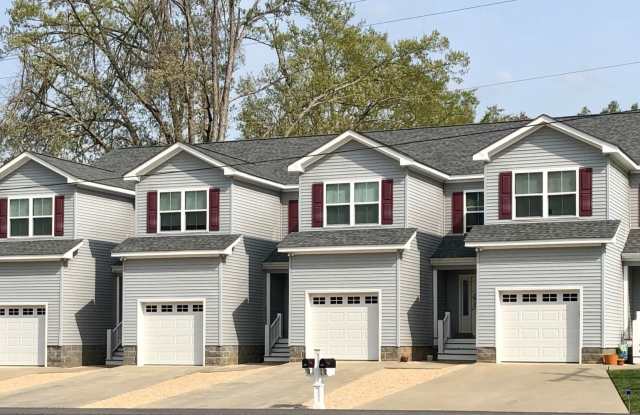 Maple Lane Duplex with 2 Primary Suites! Gallery 1