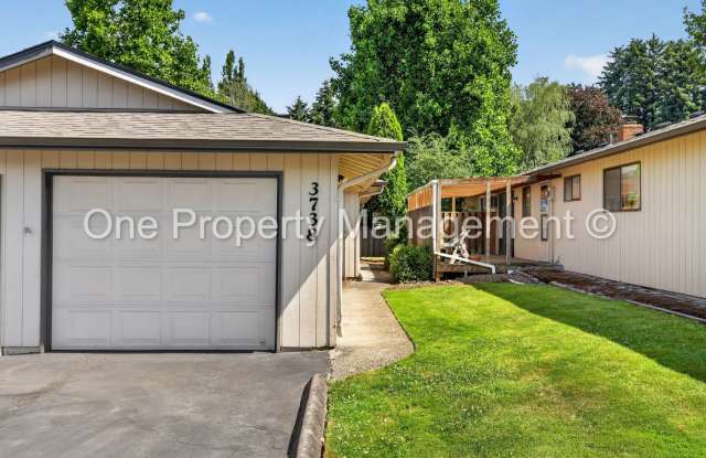 Well Maintained 55+ Condo with Fenced Yard Gallery 1