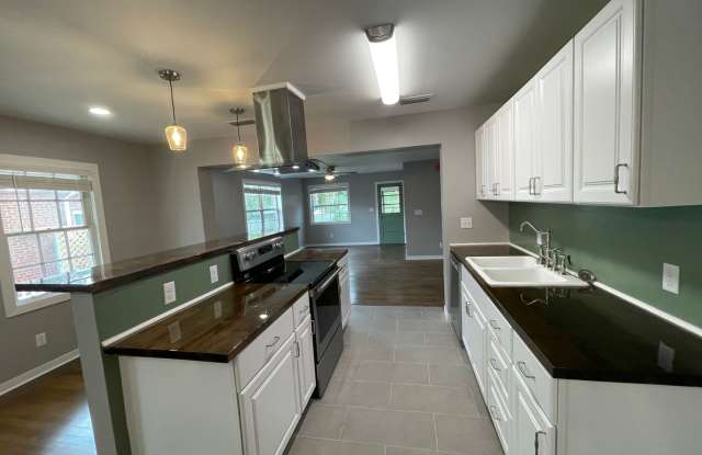 For Lease - 3 BR|2 BA in St. Andrews! Gallery 3