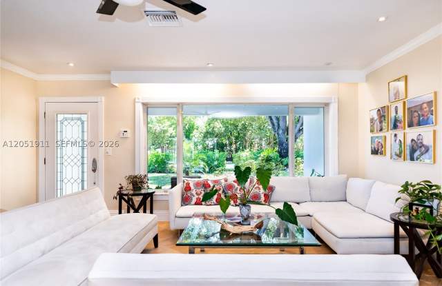 1529 Bayview Dr Gallery 2