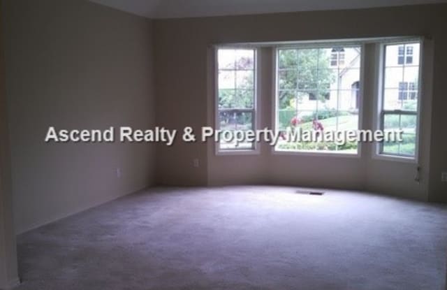Lower Price!! Wilsonville 2 Level Work Shop/Workout Room Fenced Yard Quick Access to I5 & Shops Gallery 3