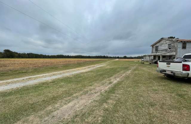 County Quiet Setting- Doublewide- Split Floor Plan with Deck- Grass, Water, Sewer included Gallery 4