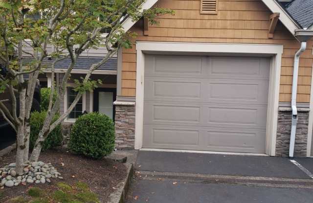 Lake Oswego Townhouse in Wooded Setting Gallery 3