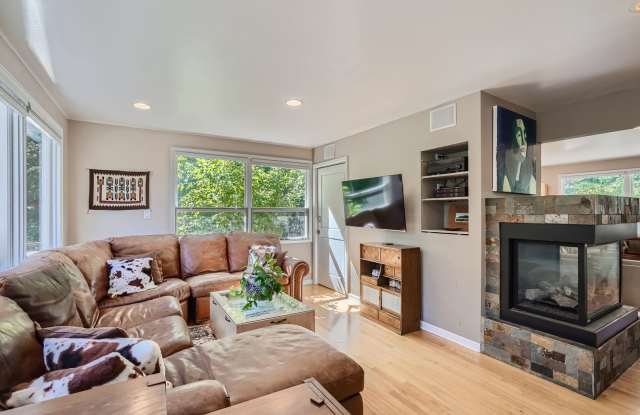 Beautiful 2 BDR Gate to the Foothills - Walkable to Chautauqua Gallery 1