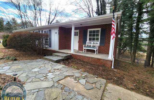 Adorable and Spacious Ranch Close to Town! photos photos