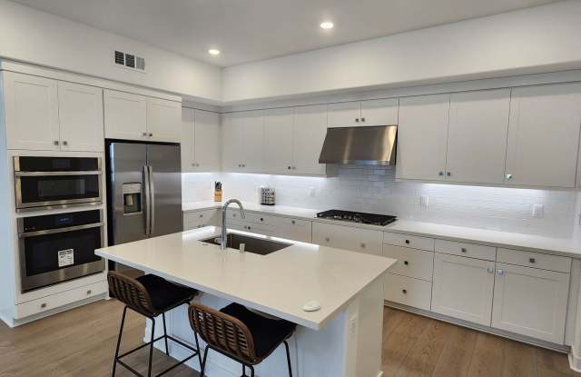 Beautiful Townhouse in Irvine! Gallery 1