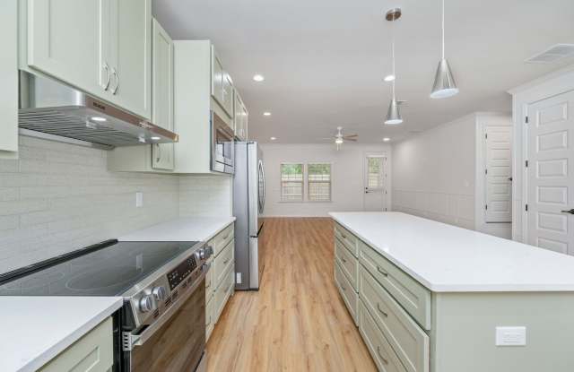 Brand New Modern Townhome - 445 Cobb Avenue East, Crestview, FL 32539