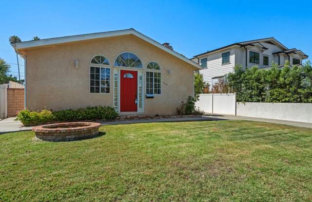 Delightful 3 bed + 2 bath in Sherman Oaks Area - 5233 Sylmar Avenue, Los Angeles, CA 91423