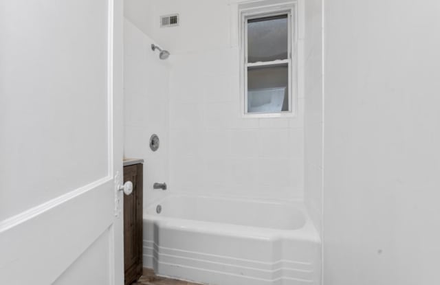 1353 West Catalpa Gallery 3