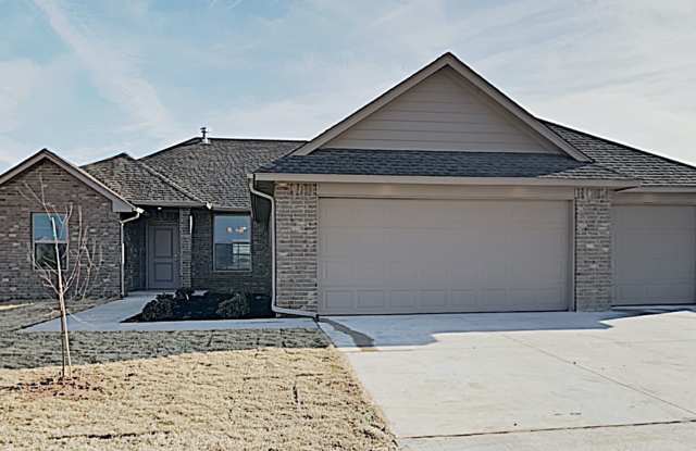 A Luxurious and Spacious 4 Bedroom 2 Bath Home with 3 Car Garage - Yukon Schools Gallery 1