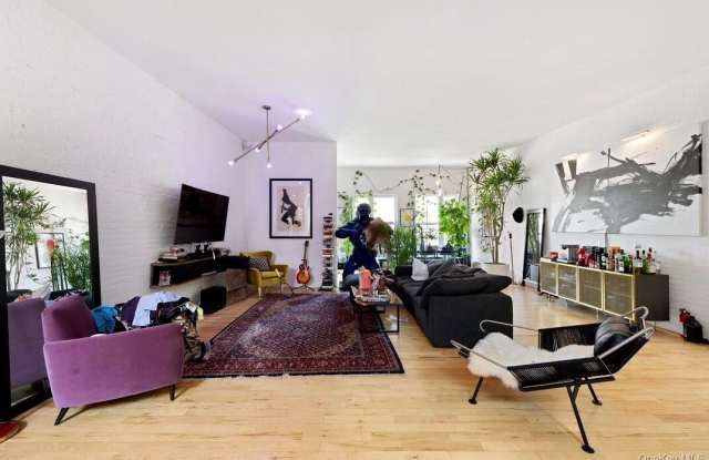 422 W BROADWAY Gallery 2