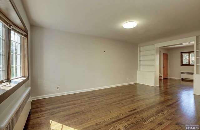 10  Brookfield Avenue Gallery 3