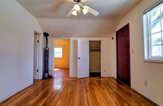 Charming 1bd Secon Floor Duplex w/Off-Street Parking & Accepting Cats! Gallery 2