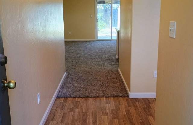 Beautiful Home in SE Visalia on a Corner Lot!  Just like new! Gallery 3