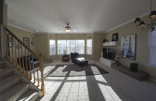 Room in 4 Bedroom Home at Haywards Heath Ln Gallery 4