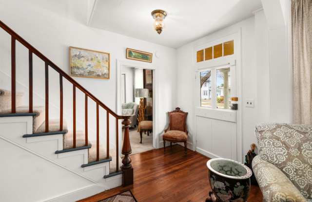 A Milton charm! Furnished cottage, available immediately. Gallery 3