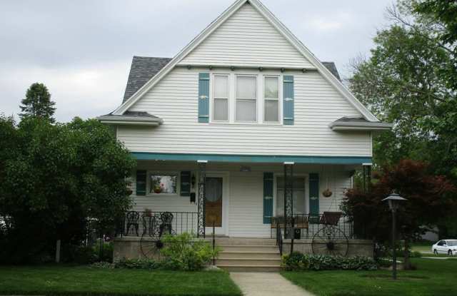 1936 College St - 1936 College Street, Cedar Falls, IA 50613