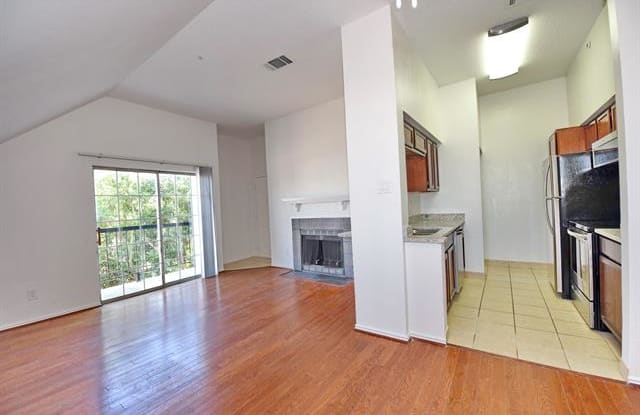 Easton Condos - 3701 Cedarplaza Ln, Dallas, TX 75209