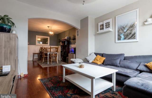 2524 FOSTER AVENUE Gallery 3