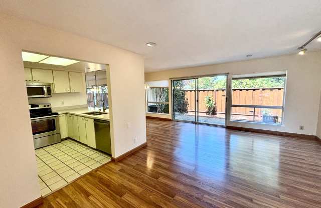 Cupertino- Beautifully updated townhome with balcony and attached garage. - 10917 Northridge Square, Cupertino, CA 95014