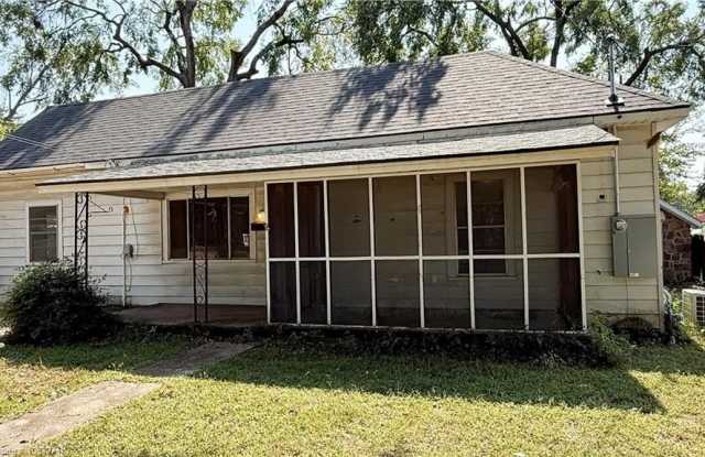 1104 E Main  ST - 1104 East Main Street, Paris, AR 72855