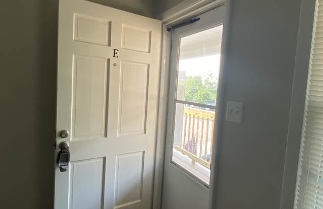 Pershing Street - 700 E Gallery 4