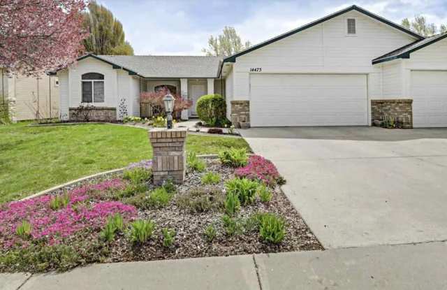 Bristol Heights Beauty: Single-Level 3-Car Garage Home with Private Backyard photos photos