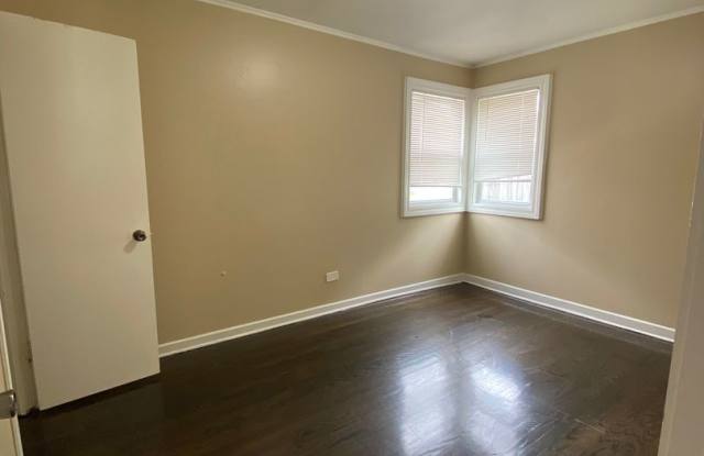 Beautiful House Available NOW $1500.00 photos photos