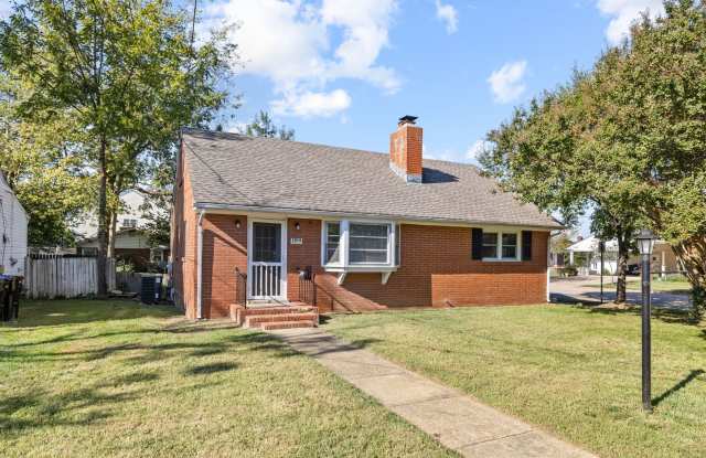 College Heights Charm in Prime Location! Gallery 1