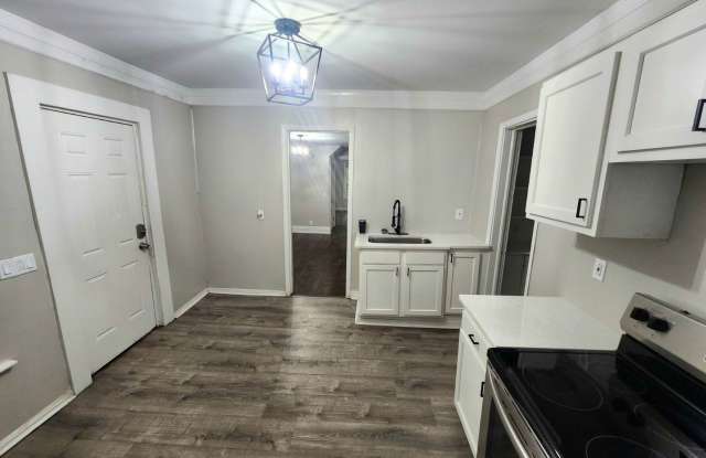 Spacious 3bd house | Laundry hooks |Porch|Off Street Parking|NET EFFECTIVE RENT OFFER Gallery 1
