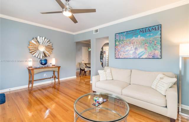 915 8th St photos photos