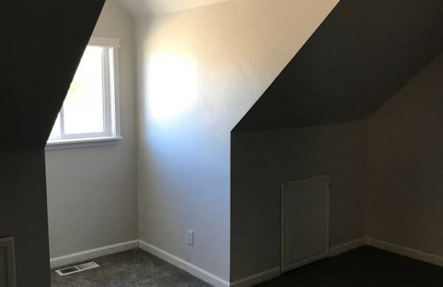 Upper unit in SW Bend Close to Old Mill and Shops photos photos