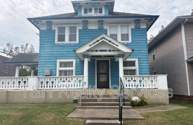 1104 North Oakland Avenue Gallery 1