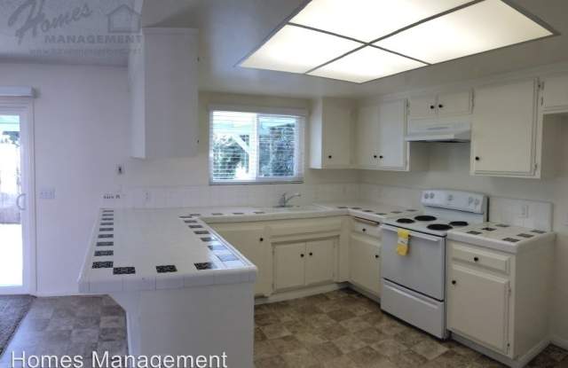 449 Chestnut Ln Gallery 2