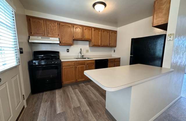 Beautiful Two Bedroom Townhouse in Plum! Equipped Kitchen, Patio & More! Call Today! photos photos