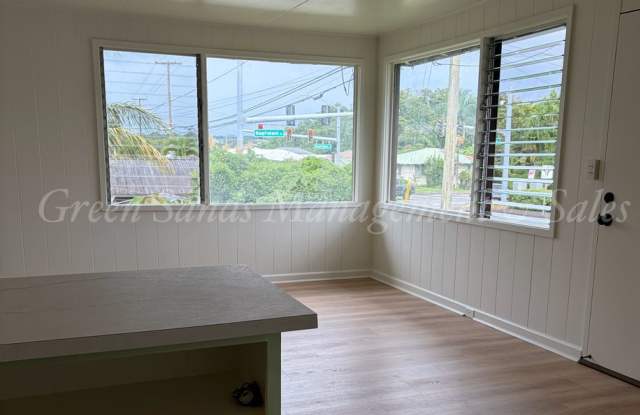 Convenient location in Hilo Gallery 3