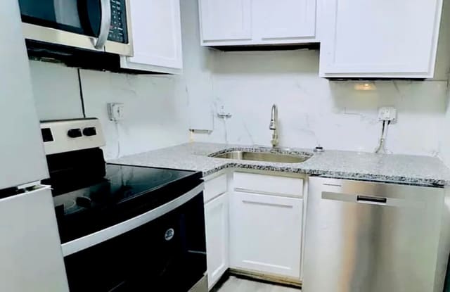 Discover Chic  Convenient Living at Robinson Gardens Apartments located in Marietta! photos photos