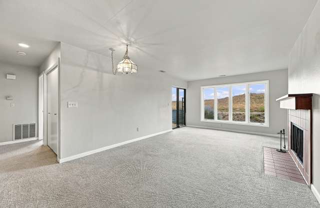 1592 Bradley Dr Gallery 4