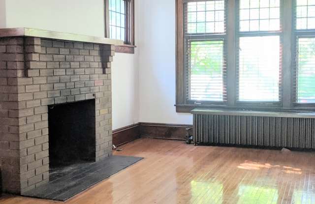 2849 Irving Ave South - 2nd Floor Gallery 4
