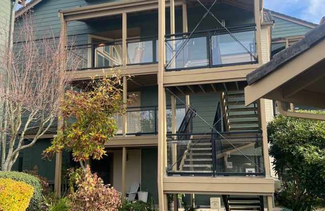 Welcome home to Gold Pointe Condominiums! Beautiful top floor end-unit w/gorgeous Sound Olympic Mt views! - 3008 North Narrows Drive, Tacoma, WA 98407