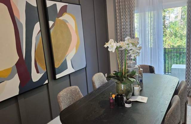 Centrally located Charlote Oasis Gallery 1